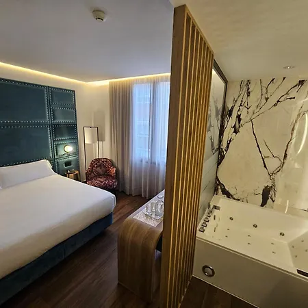 מלון Tres Campanas 4*