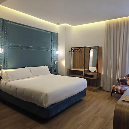 Hotel Tres Campanas 4*