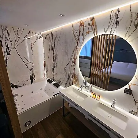 ホテル Tres Campanas 4*