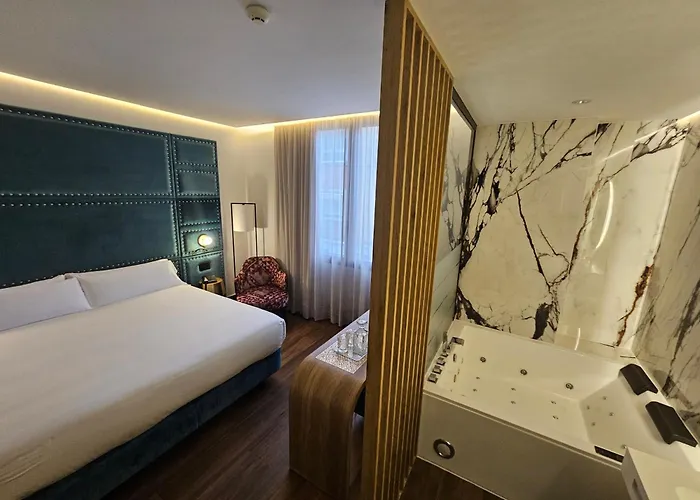 Hotel Tres Campanas 4*