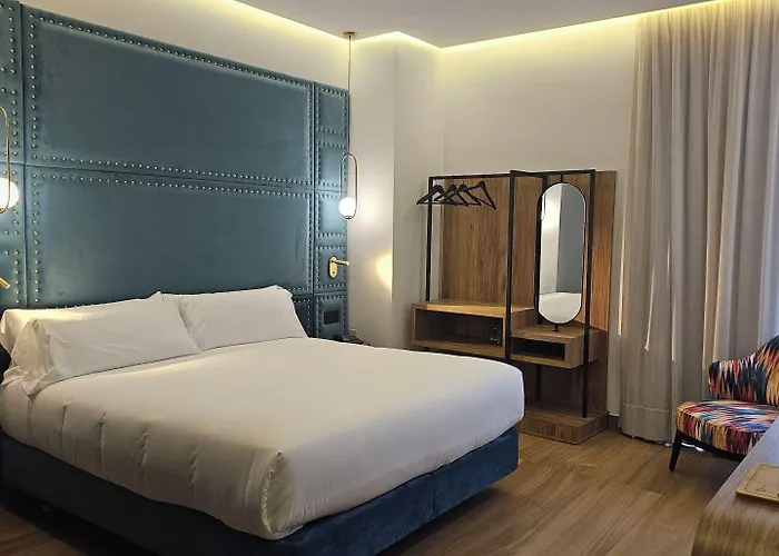 Hotel Tres Campanas 4*